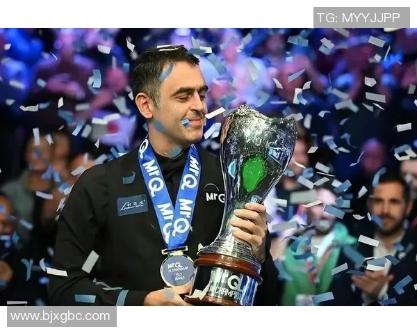 白发黑人足球明星的传奇人生与不屈精神展现了运动员的无限魅力与坚持信念