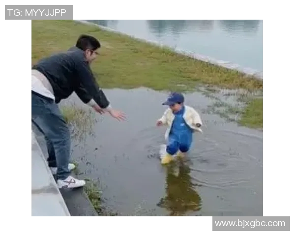 足球明星带娃日常搞笑瞬间父爱如山笑声不断的温馨时刻